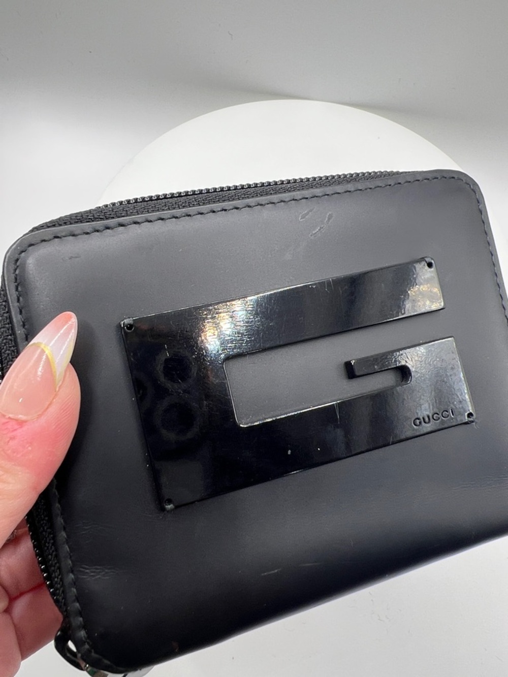 7050. Authentic Gucci Black Leather Zip Wallet with Glossy Logo. Made in Italy.